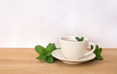 Hafif arkaplanda nane ve nane çayı bırakır.