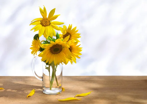 Strauß Gelber Blumen Sonnenblume Auf Einem Holztisch Auf Hellem Hintergrund — Stockfoto