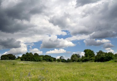 Fırtınadan önce kara bulutlu gökyüzü manzarası