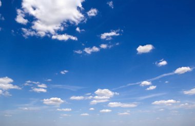 Yazın bulutlu mavi gökyüzü arkaplanı