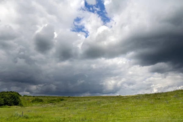 Пейзаж Темным Облачным Небом Перед Грозой — стоковое фото