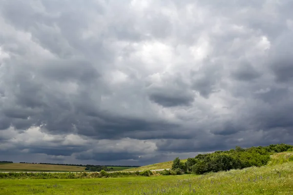 Пейзаж Темным Облачным Небом Перед Грозой — стоковое фото