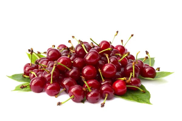 Cerises Juteuses Rouges Avec Des Feuilles Sur Fond Blanc — Photo