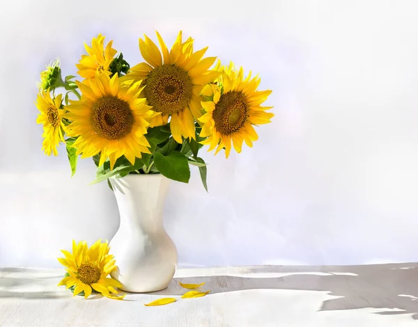 Strauß Gelber Blumen Sonnenblume Porzellanvase Auf Weißem Holztisch Auf Hellem — Stockfoto