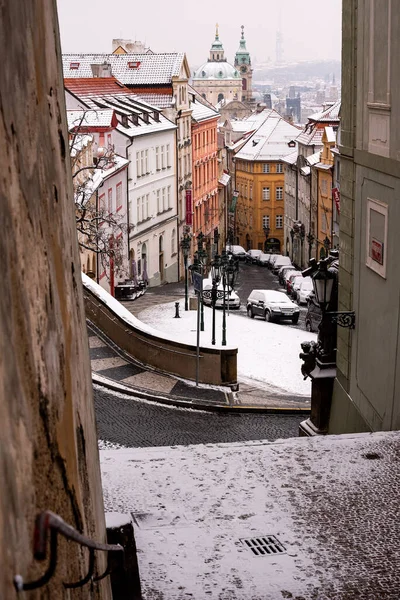 체코에서 크리스마스를 보내는 눈덮인 프라하의 전형적 스톡 사진