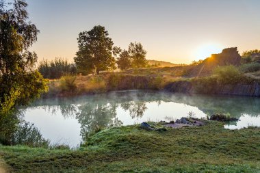 Gündoğumunda Kamenicky Senov 'da kaya oluşumu Panska Skala, Bohem İsviçre, Çek Cumhuriyeti