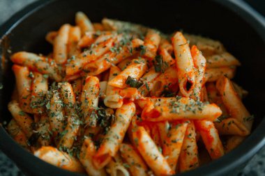 Domates, biber, kekik, peynir ve baharatlı beyaz makarna.