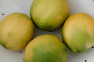 Sarı limonlu beyaz konteyner