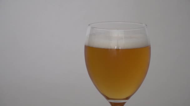 Video Serveert Een Biertje Een Koud Glas — Stockvideo