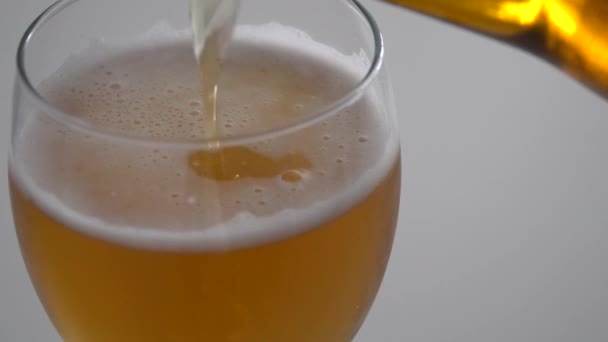 Video Che Serve Una Birra Bicchiere Freddo — Video Stock