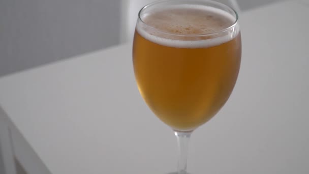 Vídeo Uma Cerveja Gelada Copo Segurando — Vídeo de Stock