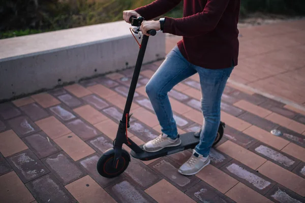 Skuter Ulicy Młodym Człowiekiem Jeżdżącym Nim Technologia Concept — Zdjęcie stockowe