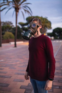 İkinci Dünya Savaşı maskeli bir adam, Covid19 sokağında. Sağlık kavramı. Beyaz ırk.