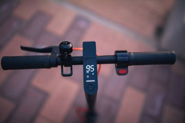 Mobiletin ışıklarının olduğu gidon. Geceleyin.