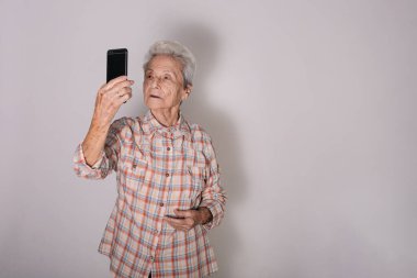 Büyükannem, akrabalarıyla salgınla ilgili bir video görüşmesinde. Aile