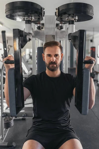 Mann Arbeitet Hart Der Turnhalle Brustmuskelübungen Mit Kraftstation Fitnessstudio — Stockfoto