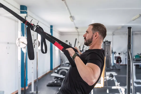 Junger Mann Bei Trx Übungen Fitnessstudio Trx Ausbildung — Stockfoto