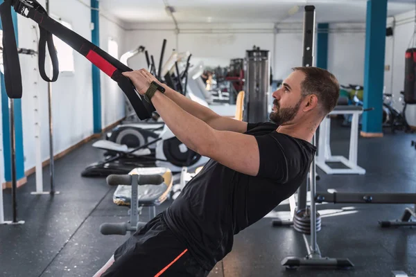 Junger Mann Bei Trx Übungen Fitnessstudio Trx Ausbildung — Stockfoto