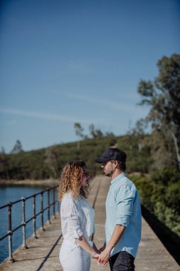 Birbirlerinin önünde birbirlerine bakan genç bir çift. Şapkalı, uzay mesajlı. konsept aşk. İlkbahar