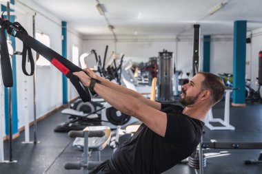 Salondaki adam ip egzersizi yapıyor. Crossfit.