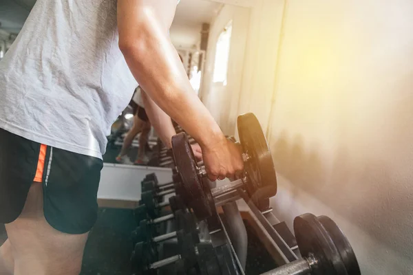 Hand Hält Gewicht Der Turnhalle Aus Nächster Nähe Fokus Liegt — Stockfoto