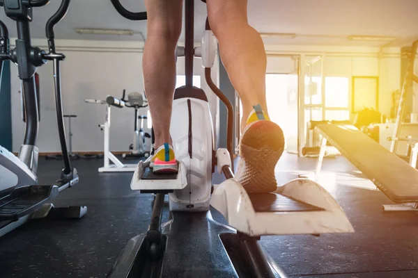 Junge Männchen Mit Elliptischen Elementen Konzept Für Gesundheit Und Wohlbefinden — Stockfoto