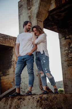 Çift, adamın omzuna yaslandı..