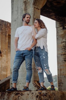 Çift, adamın omzuna yaslandı..