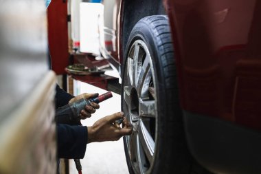 Araba direksiyonunu değiştiren tamirci elleri. Covid19