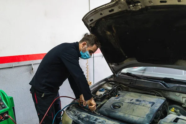 Mechanik Naprawy Klimatyzacji Samochodzie — Zdjęcie stockowe