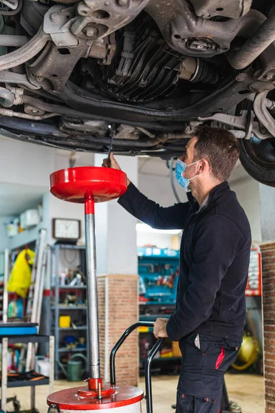 Mechanik Wymieniający Olej Samochodzie Koncepcja Mechaniki Samochodowej Pokryty19 — Zdjęcie stockowe