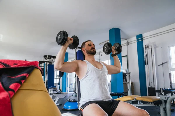 Ein Mann Macht Schulterübungen Mit Kurzhanteln Gesundheits Und Wellness Konzept — Stockfoto