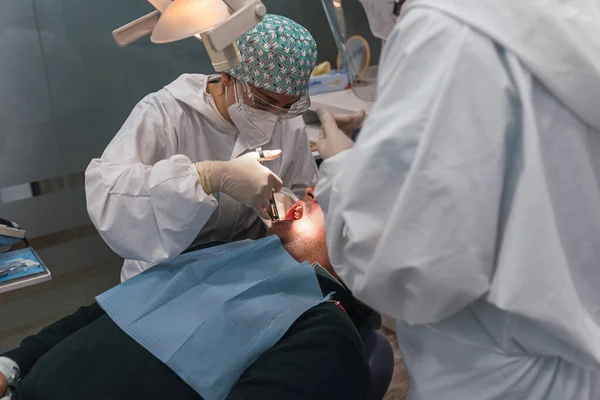 Médica Dentista Injetando Anestesia Para Homem Jovem Antes Tratamento Dentário — Fotografia de Stock