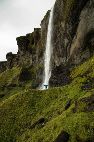 Hombre Pie Bajo Una Cascada Islandia Cascada Potente Larga Belleza —  Fotos de Stock