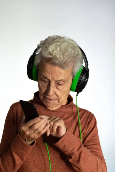 Mujer Mayor Escuchando Música Con Auriculares Smartphone Mirando Pantalla Del — Foto de Stock