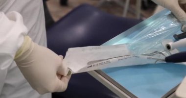 Dişçinin Aletlerle Çanta Açma Görüntüsünü Kapat. 4k