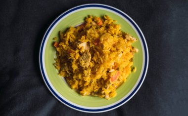 Renkli ve Taze Vejetaryen Paella İspanyol Pirinç Tabağı. İspanyol yemeği