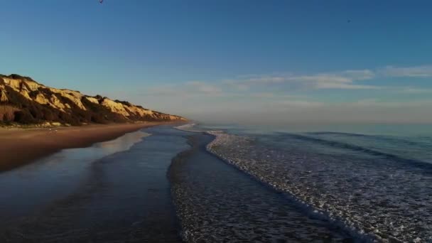 Luchtfoto Van Een Strand Zee Die Golven Breken Een Drone — Stockvideo