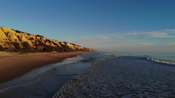 Εναέρια Βίντεο Μια Παραλία Και Θάλασσα Σπάνε Κύματα Κηφήνας Παραλίες — Αρχείο Βίντεο