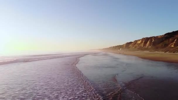 Vídeo Aéreo Uma Praia Mar Quebrando Ondas Drone Praias Com — Vídeo de Stock