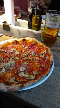 Pizza ve bira. Parti