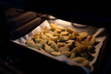 Fırında patates. Fırın tepsisinde patates kabuğu..