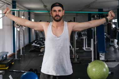 Lastik bantla egzersiz yapan bir adam..