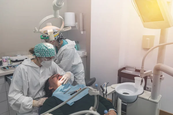 女牙医办公室里有个病人有张嘴和女牙医工作的病人 牙齿健康概念 — 图库照片