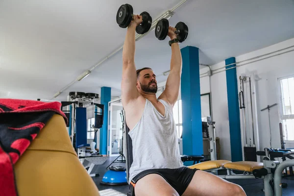 Ein Mann Macht Schulterübungen Mit Kurzhanteln Gesundheits Und Wellness Konzept — Stockfoto