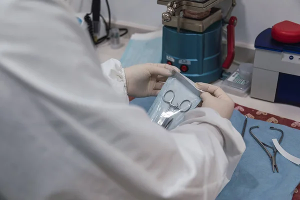 Krankenschwester Packt Ein Zahnärztliches Instrument Vor Der Sterilisation Einer Zahnklinik — Stockfoto