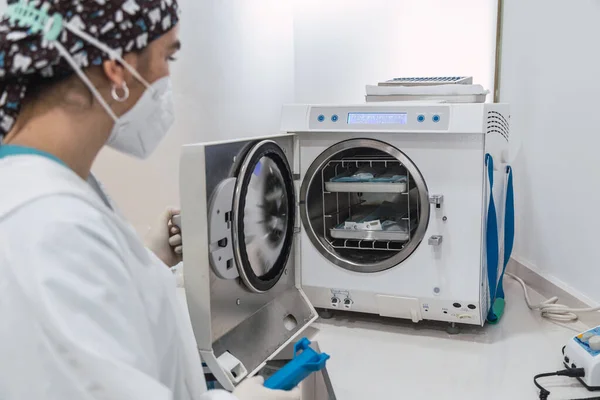 Assistant Dentiste Insère Instrument Dentaire Emballé Dans Autoclave Pour Stériliser — Photo