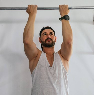 Spor salonunda halter egzersizi yapan adam..