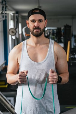 Lastik bant egzersizleri yapan tanınmamış bir adam..