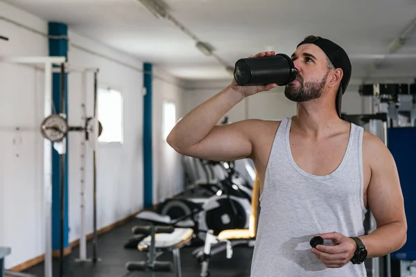 Männlicher Sportler Trinkt Proteinshake — Stockfoto